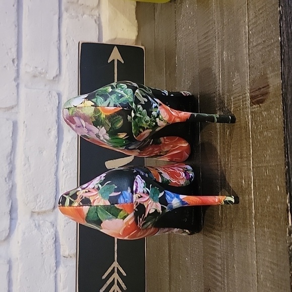 Womens floral printed pumps by Chinese Laundry - Picture 4 of 5